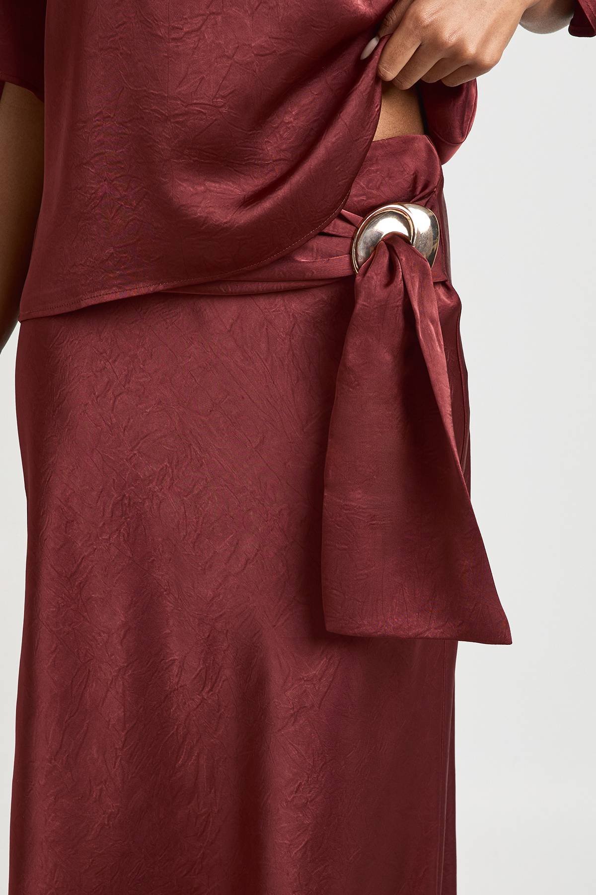 boohoo Jupe Mi-longue Portefeuille En Satin Texturé