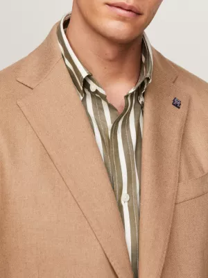 Blazer de flanela com abotoamento simples e corte slim.