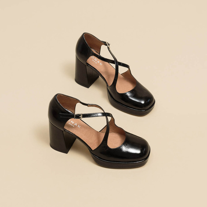 Babies à talons et brides croisées  en cuir brillant noir