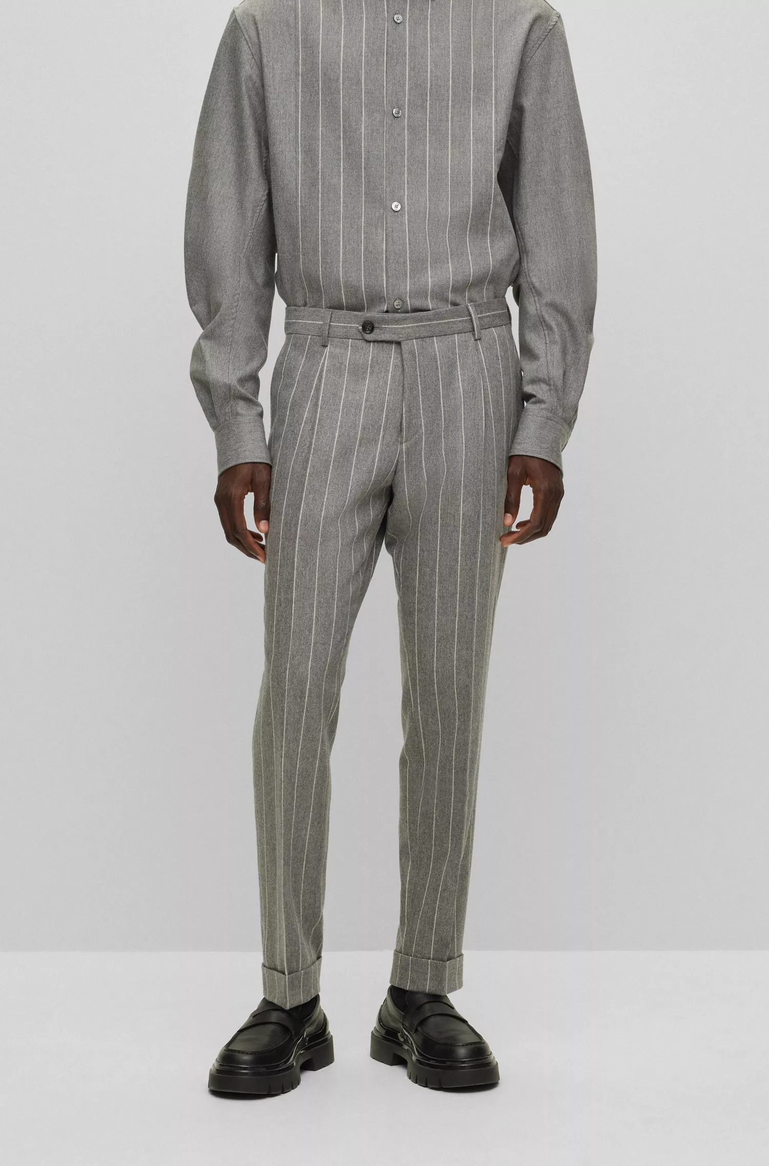 Terno BOSS preto de corte slim, em lã listrada e cashmere.