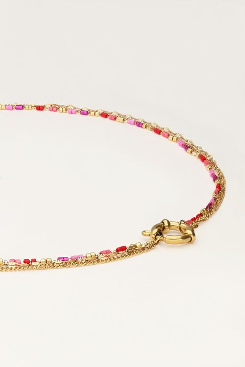 Driedubbele ketting met rode en roze kralen