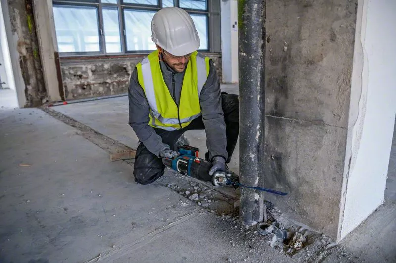 BOSCH COMBI-KIT 3 18V TOOLS: GSB 18V-110C + GKS 18V-68GC + GSA 18V-28 + 1 4.0 AH BATTERY (PROCORE) + 2 5.5 AH BATTERIES (PROCORE) + GAL 1880CV (L) PROFESSIONAL