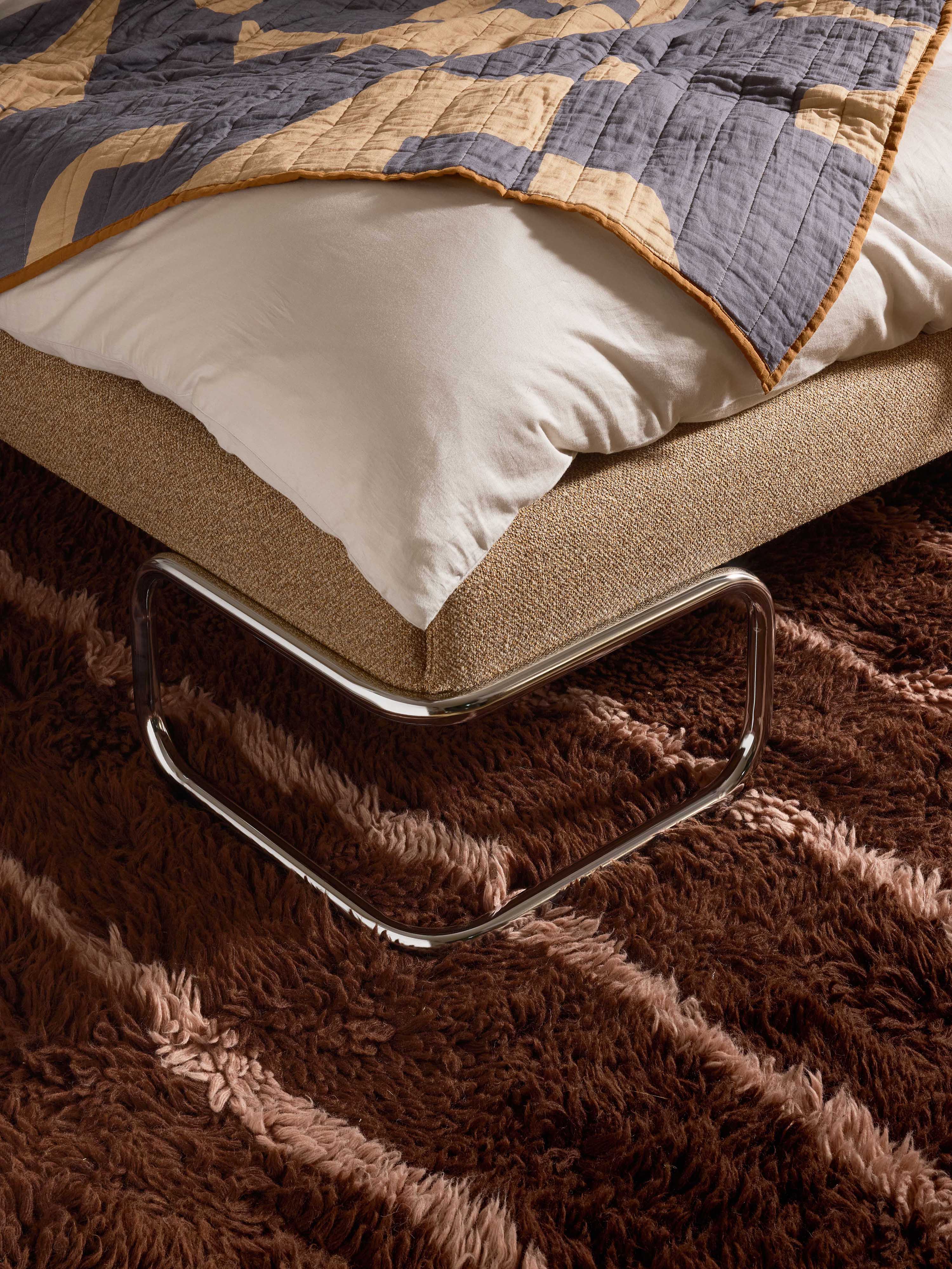 Bouclé gestoffeerd bed Olina met metalen poten