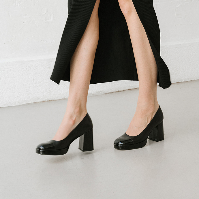 Escarpins à plateformes et bouts ronds  en cuir et vernis plissé noir