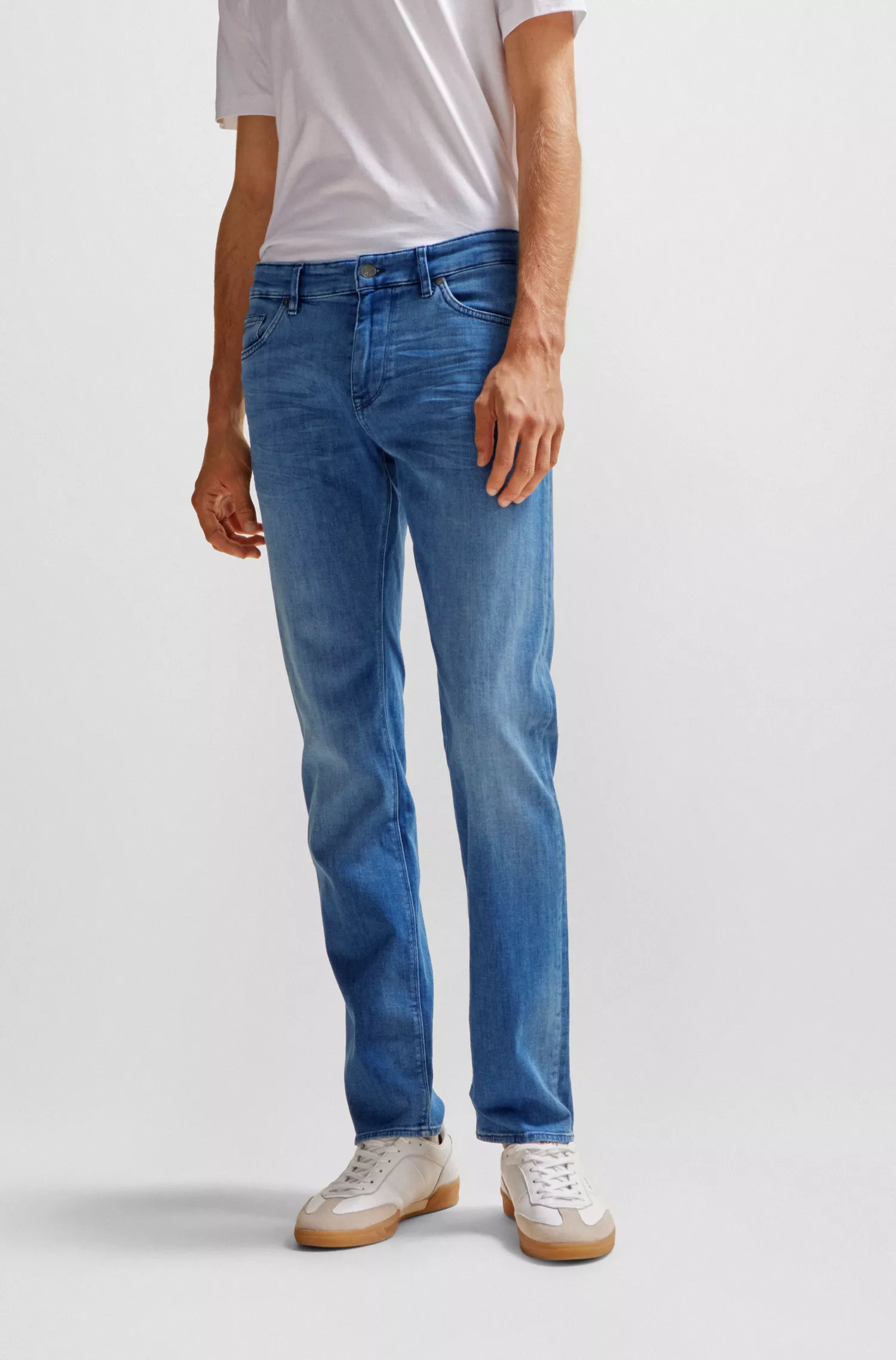 Calça jeans BOSS preta, corte regular, em denim italiano azul com toque de cashmere.
