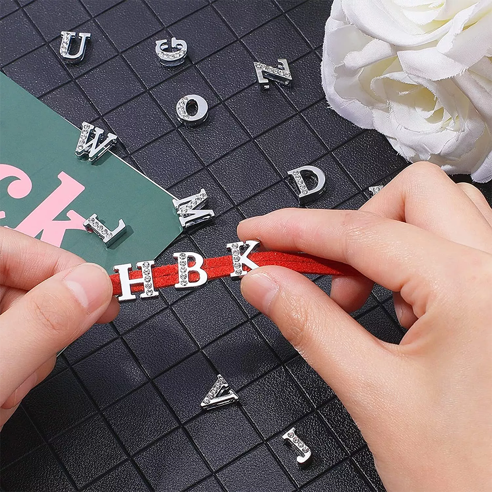 (26er Set) 12mm Strass Buchstaben Perlen DIY Bastel Schmuck Glitzer Alphabet für Armband / Kette - Silber
