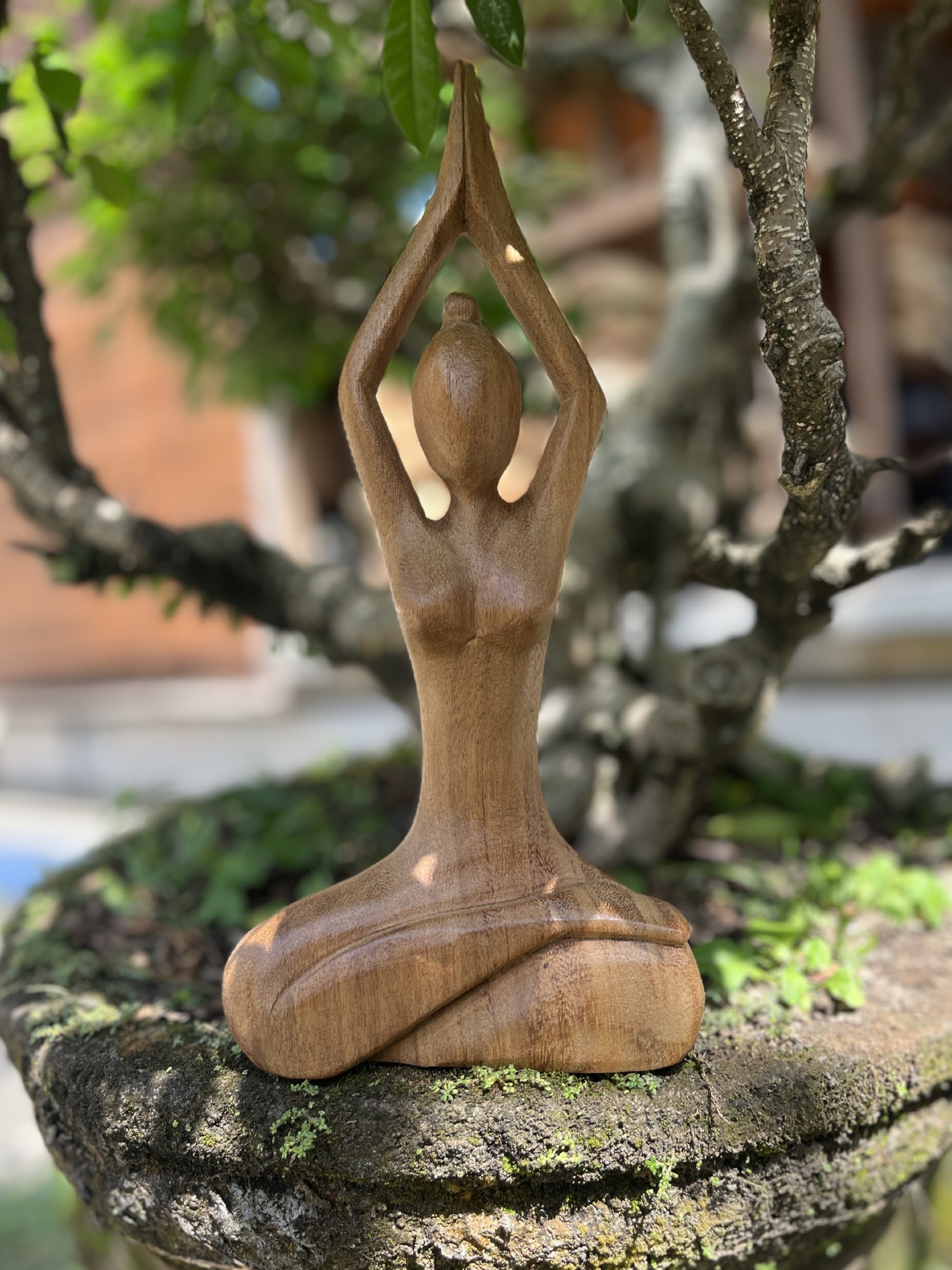 Figur 'Yoga', aus Suarholz, H 30 cm, B 15 cm, L 3,5 cm von fischer's lagerhaus