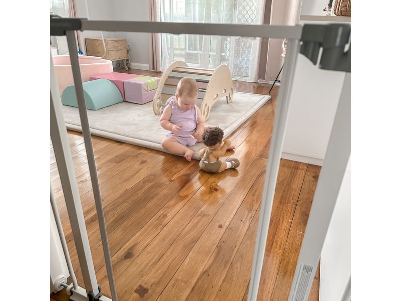 DREAMBABY Türschutzgitter Peek-a-Boo 75 cm - 81 cm Einklemm-Türschutzgitter mit transparenter Frontplatte für Sicht