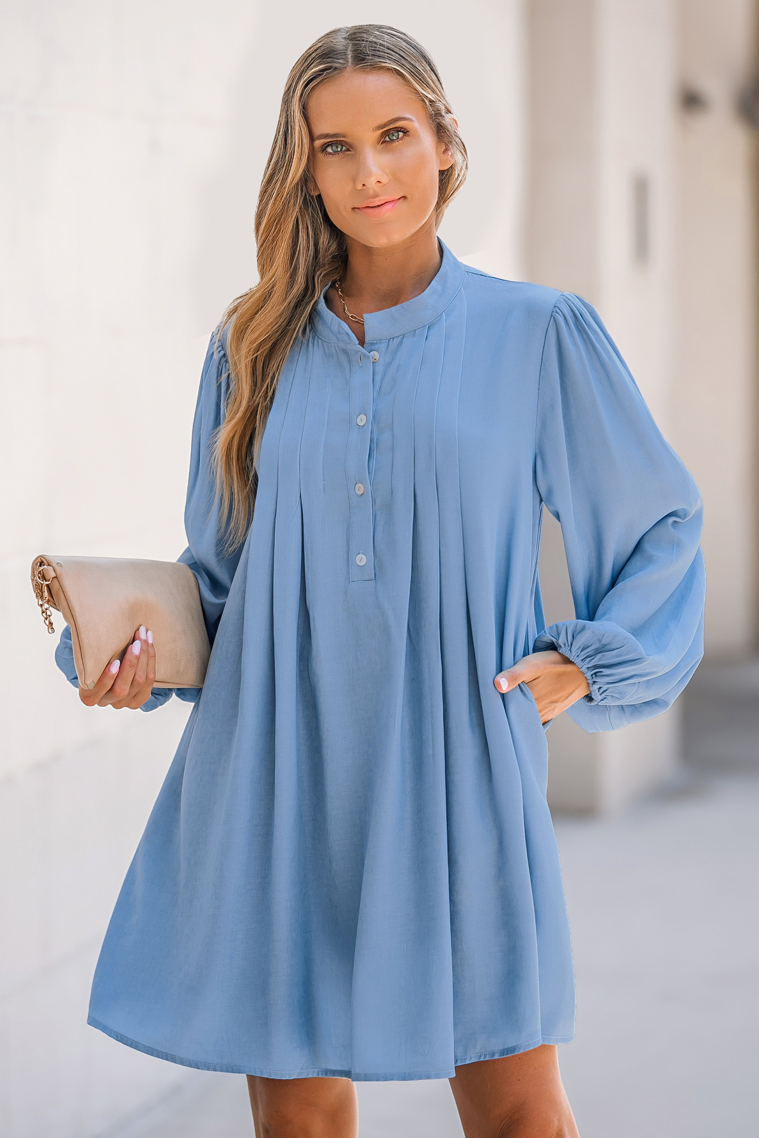 Robe chemise mini plissée à demi-bouton