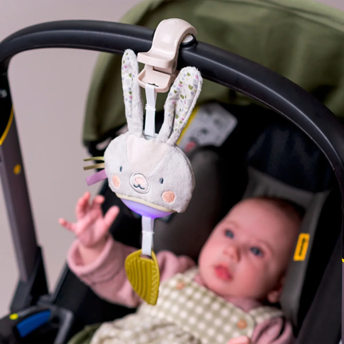 Taf Toy Lapin Musical Jouet de Poussette