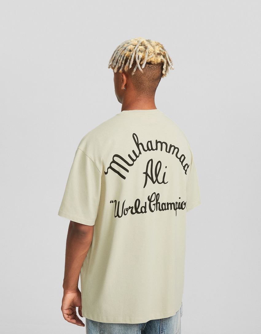 Camiseta de manga curta com estampa de Muhammad Ali e modelagem quadrada.