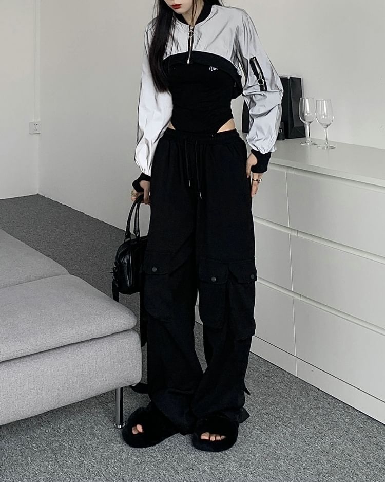 Lady Jean - Effen contrasterende cropped jas met rits / bodysuit met letters / Effen cargobroek met wijde pijpen en middelhoge taille