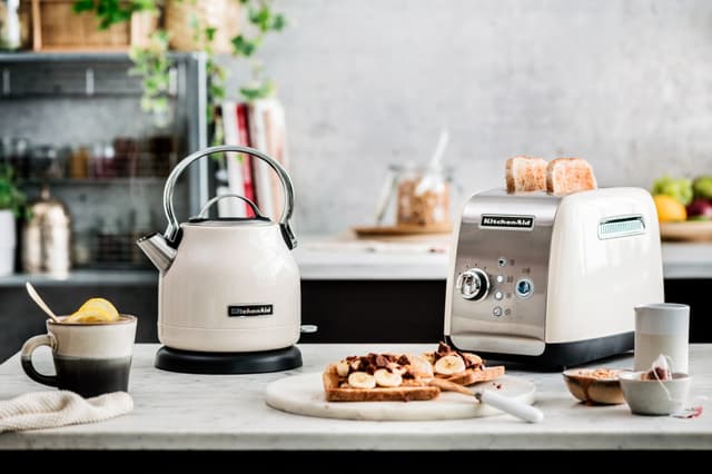 KitchenAid elkedel 5KEK1222EAC (mandelcreme)
