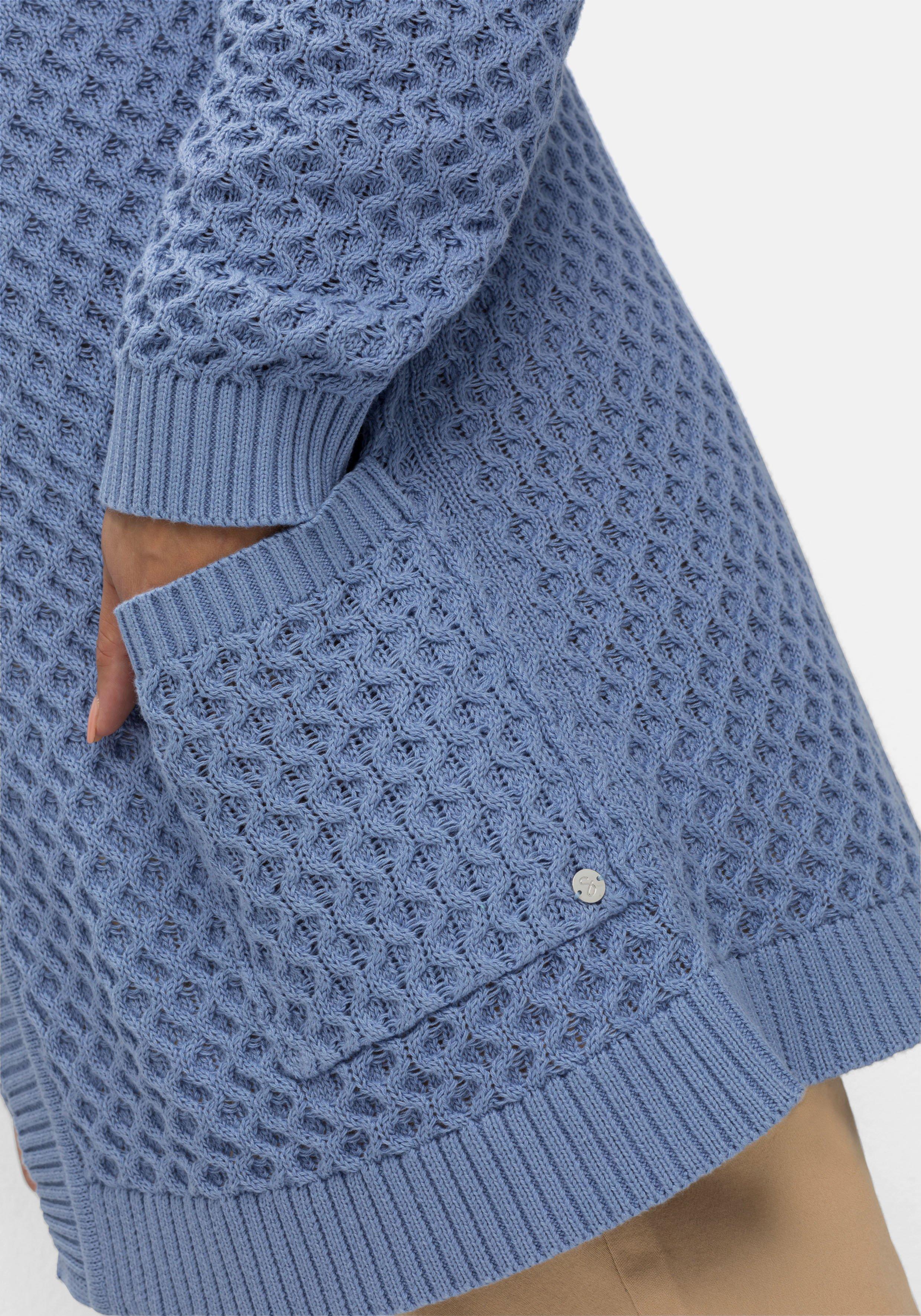Strickjacke in Wabenstruktur, in leichter A-Linie