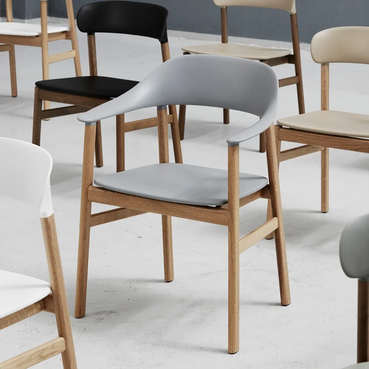 Normann Copenhagen - Herit Armlehnstuhl, Eiche / dusty grün