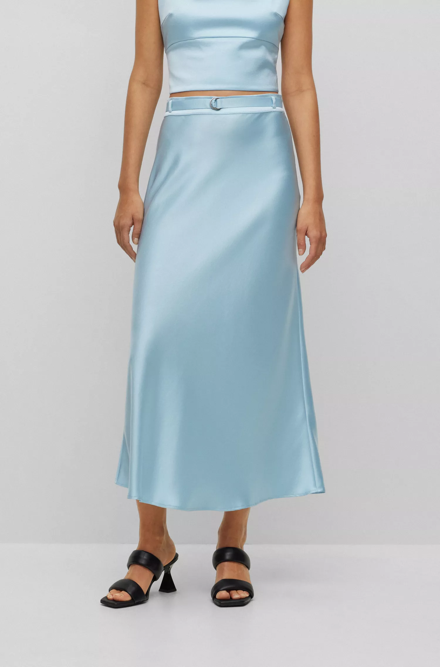 Saia midi HUGO em cetim vermelho com cinto da marca.