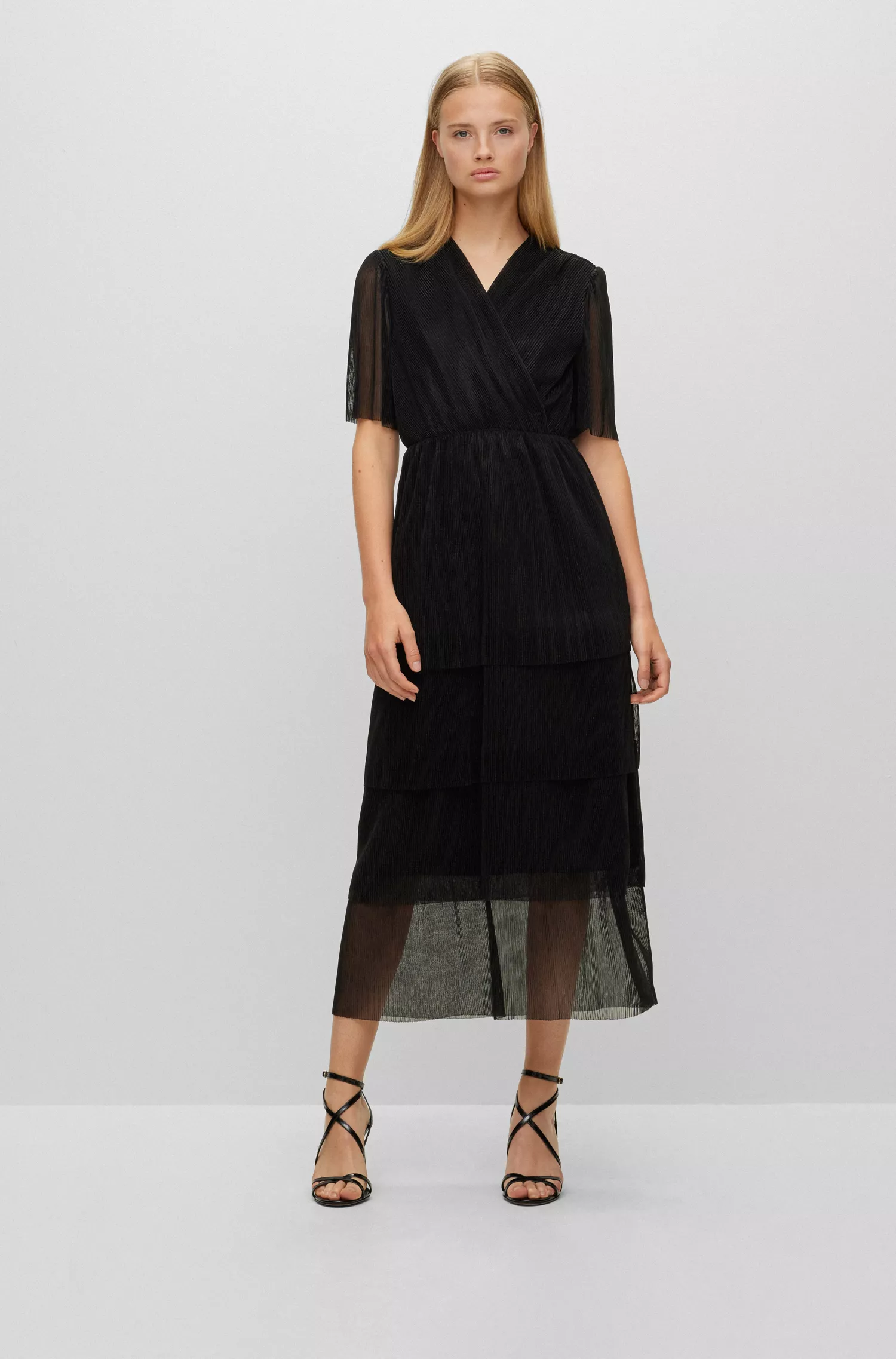 Vestido preto BOSS de corte justo com decote em V e tecido metálico.