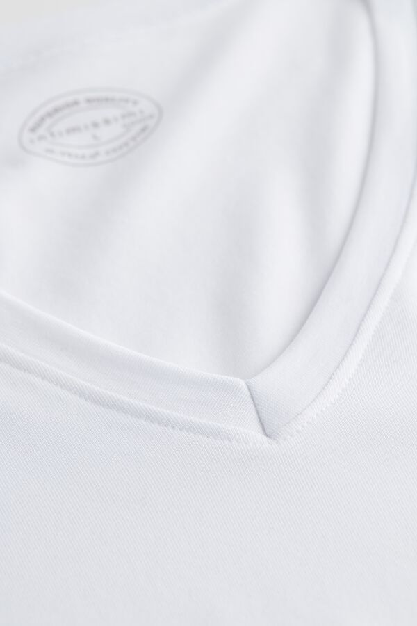 Camiseta de algodão elástico Supima® com decote em V