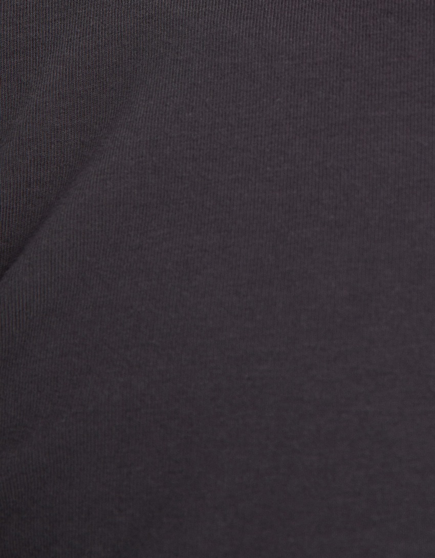 Camiseta de manga comprida com estampa, tendência do momento.