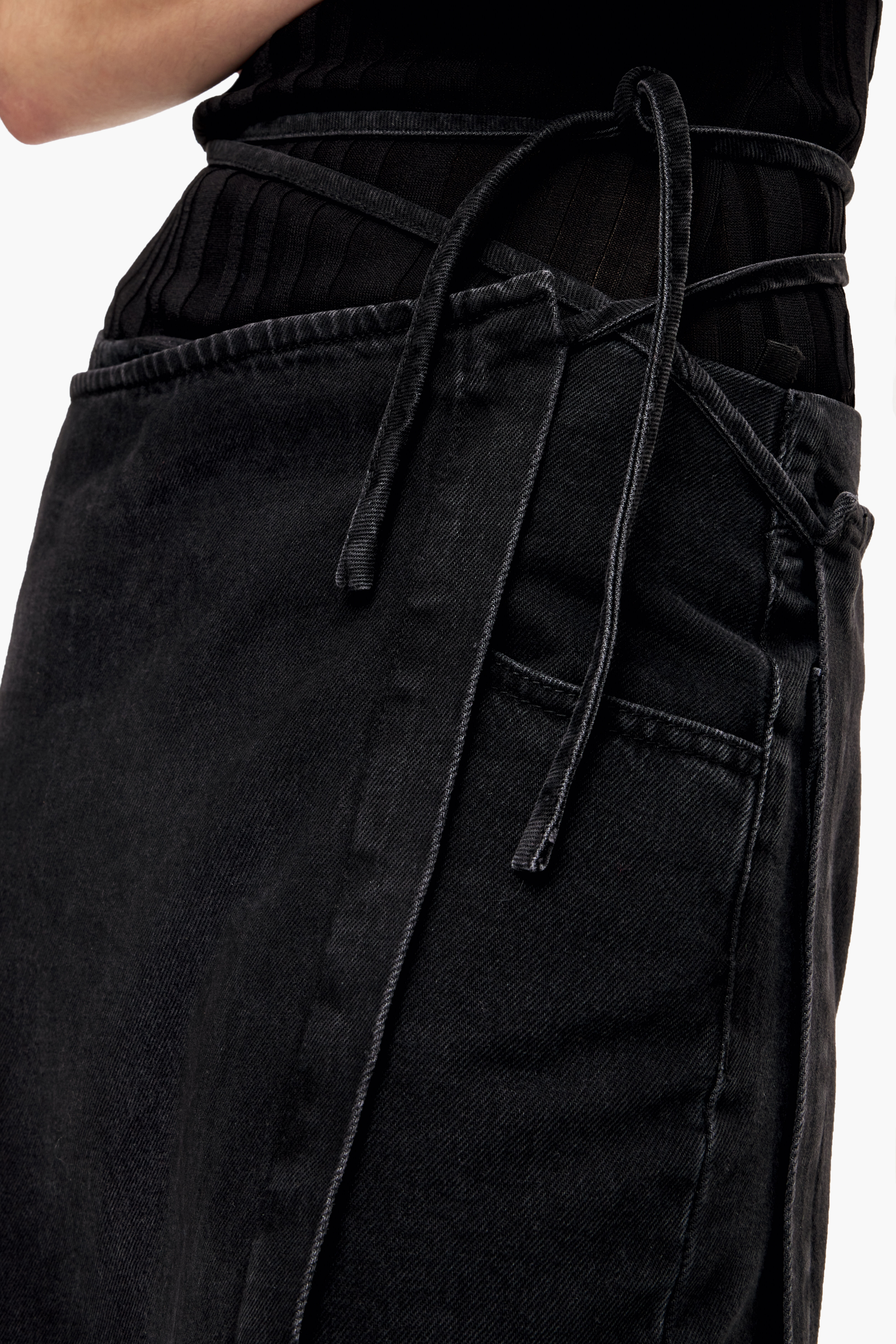 Conjunto de saia e calça jeans pretas com lavagem especial