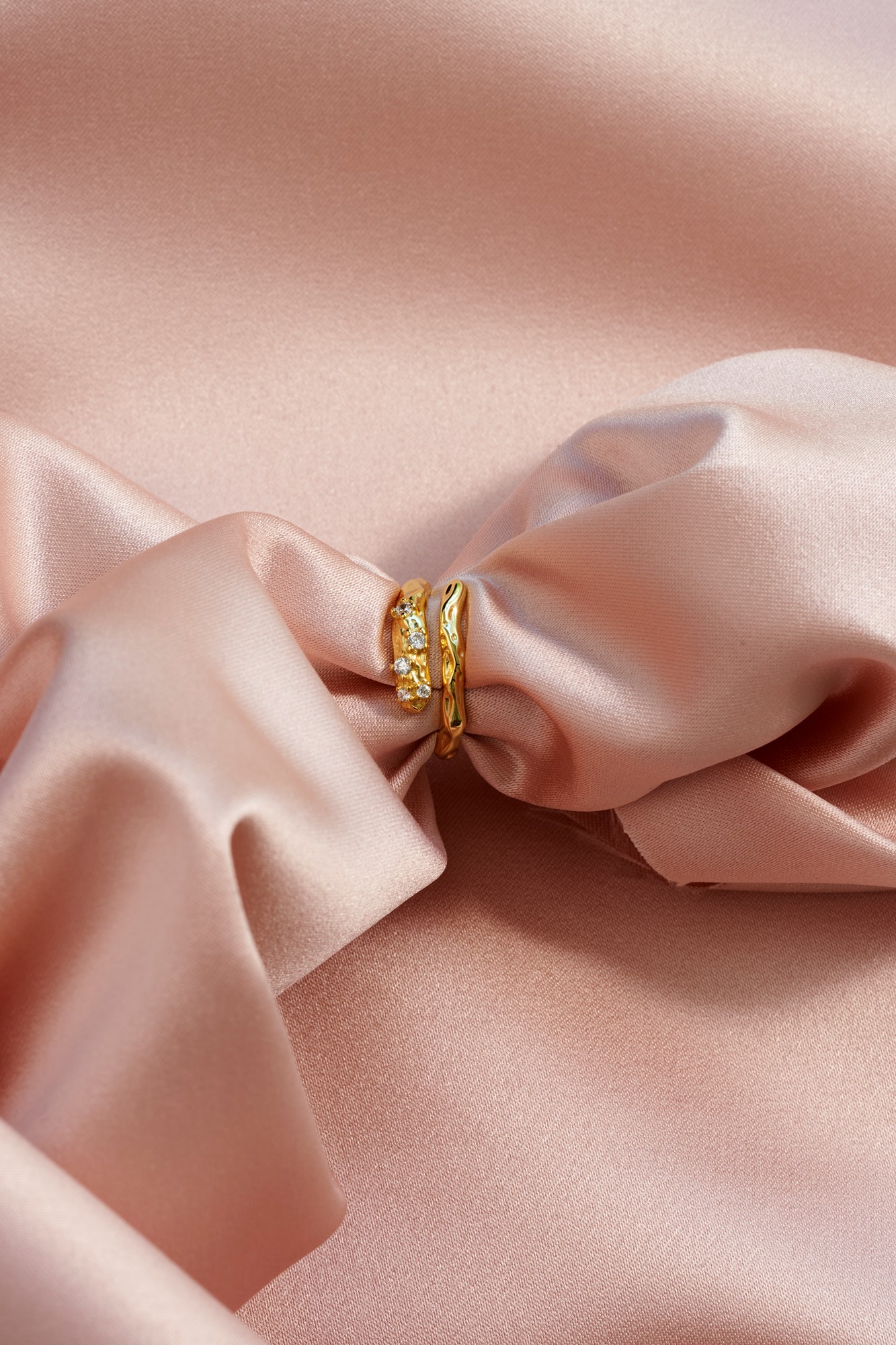Shiny Twist Ring | 925 sterlingsølv/18k forgyldt/cubic zirkonia. Justerbar. 1 stk. | Gold | & Copenhagen