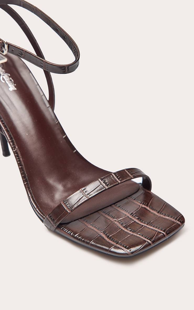 Chocolate Plum Sandales À Talons Hauts En Synthétique Effet Croco Avec Bride Minimaliste Et Bout Carré