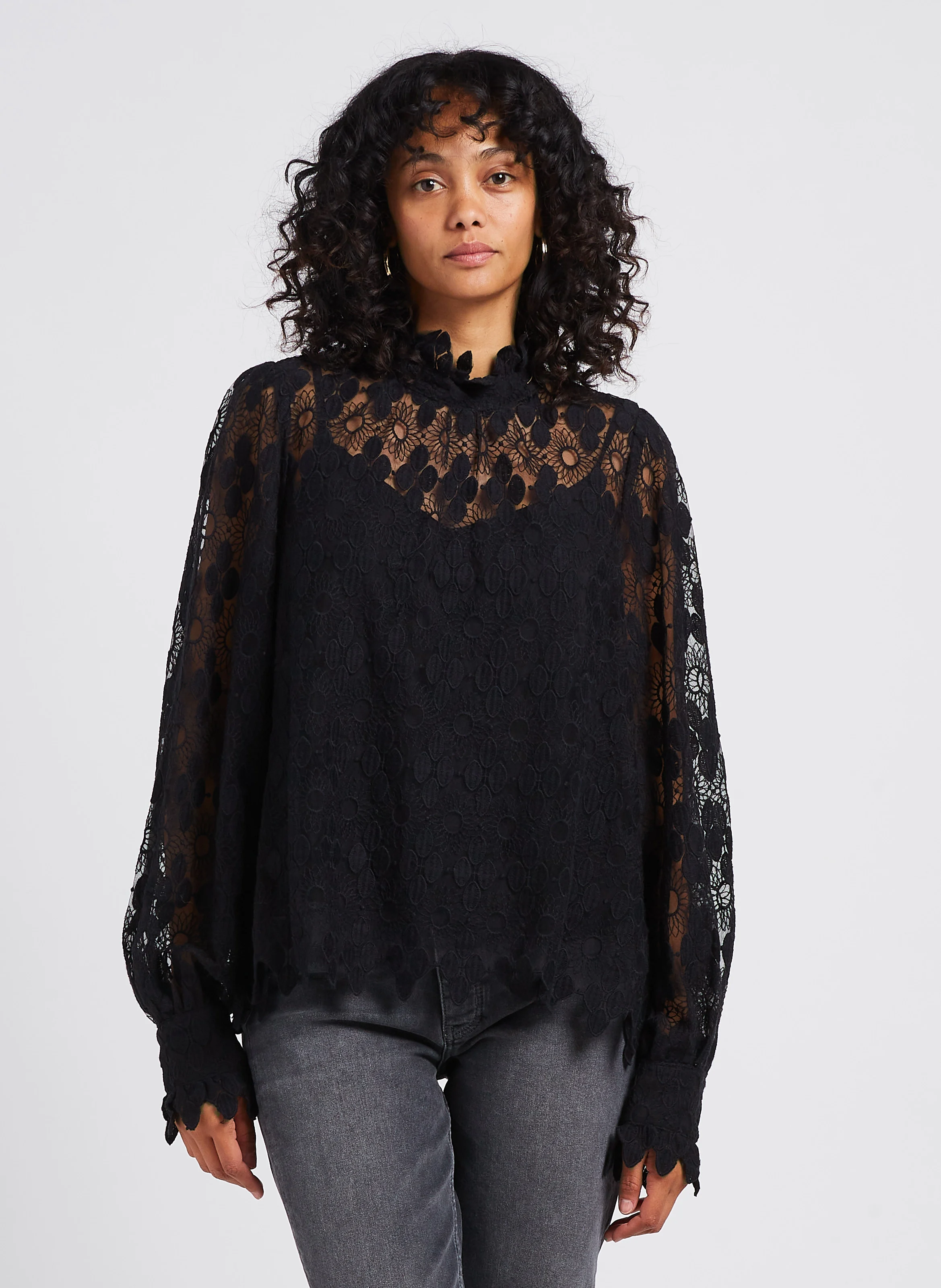 SANDRINE - Blouse col montant à broderie ajourée | Noir
