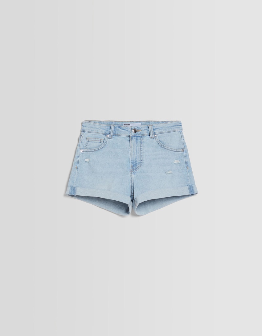 Shorts jeans com a barra dobrada