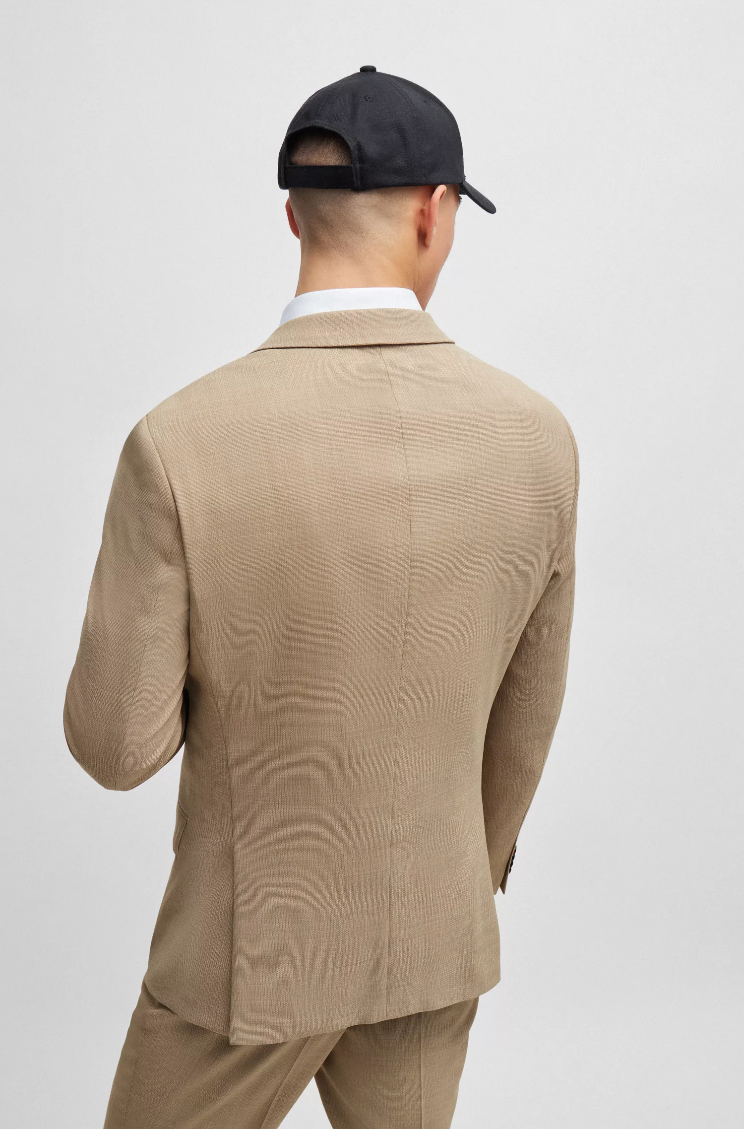 Terno HUGO vermelho de três peças, corte slim, em tecido elástico estampado.