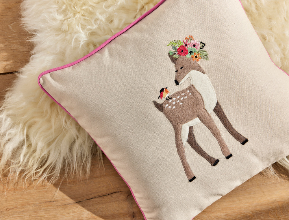 Coussin brodé-Princesse de la forêt