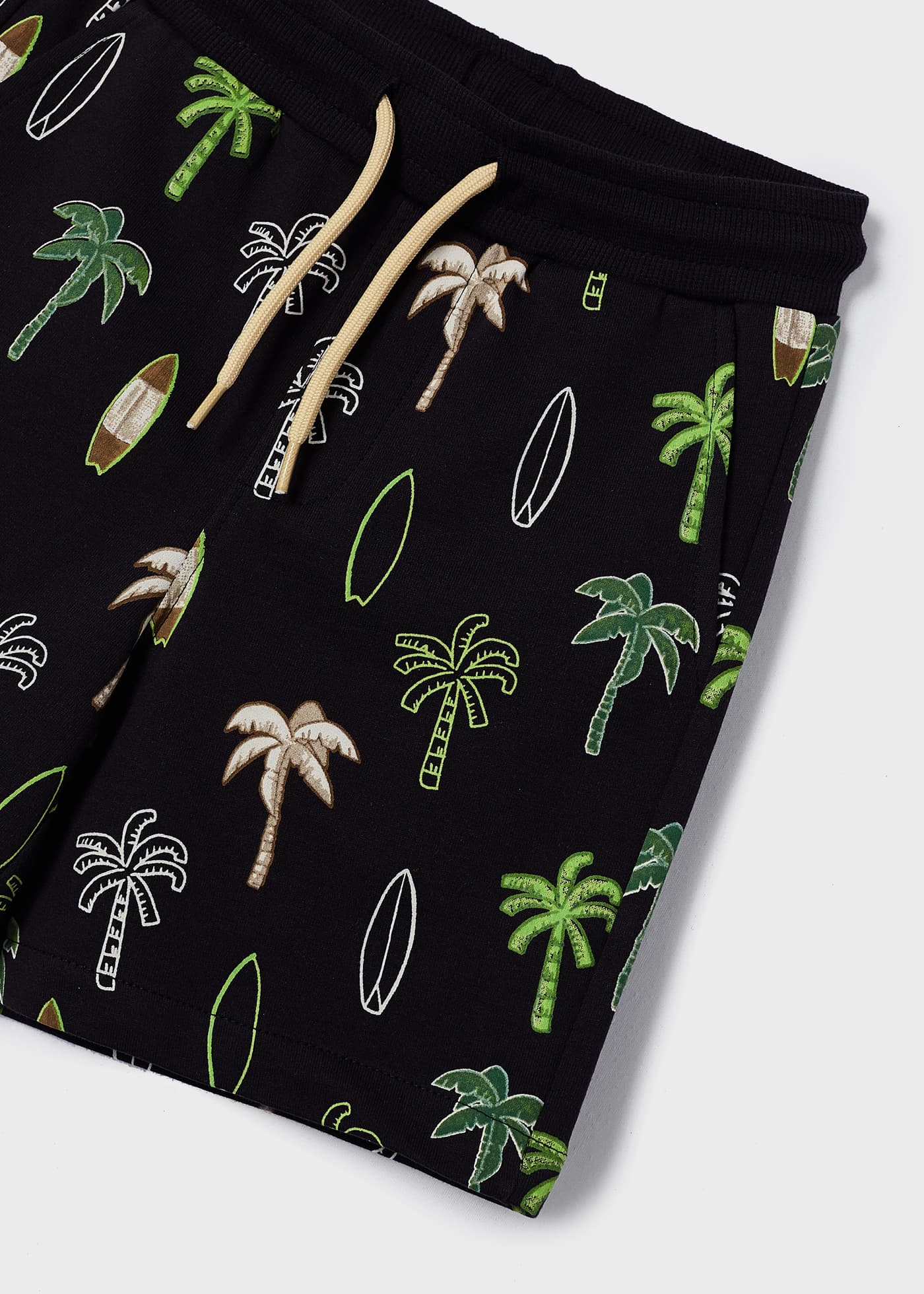 Conjunto de duas peças para meninos, confeccionado em algodão sustentável.
