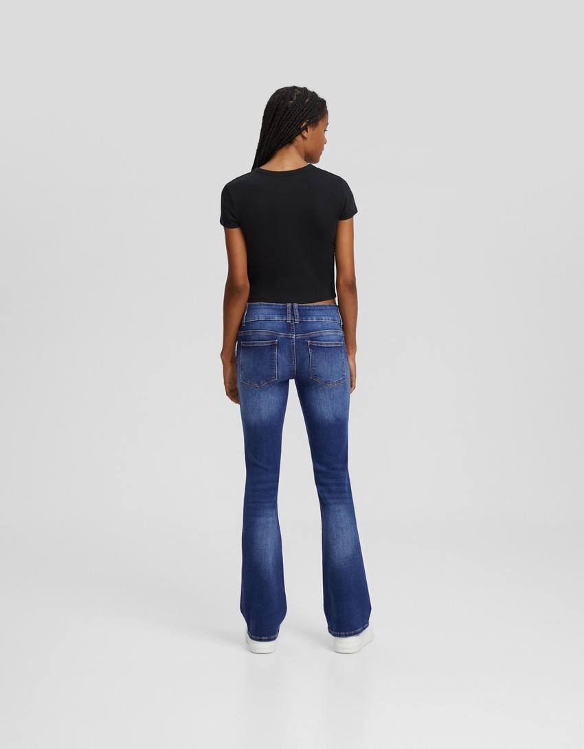 calça jeans bootcut de cintura baixa