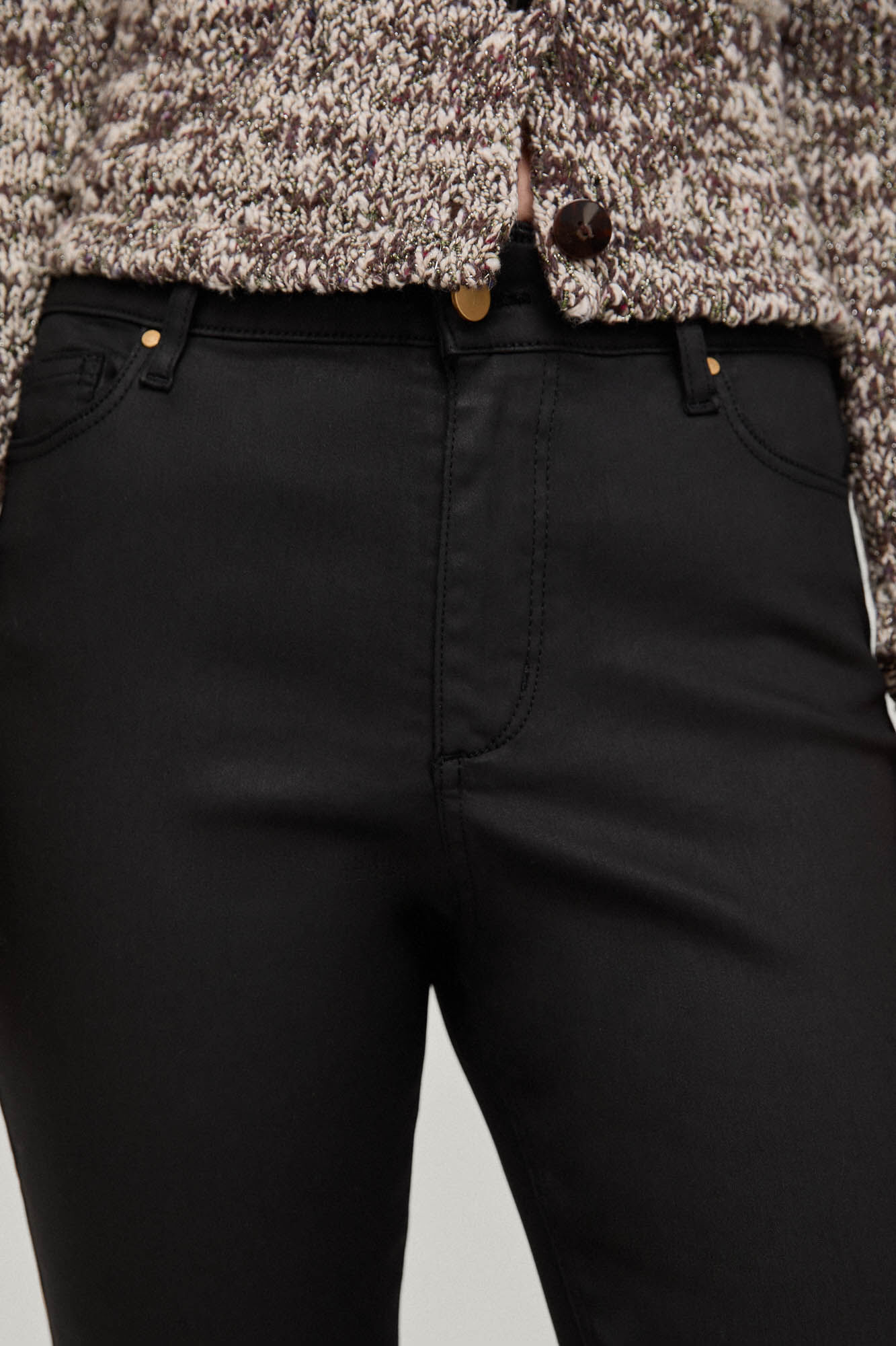 Calça skinny de cinco bolsos com revestimento - Preta