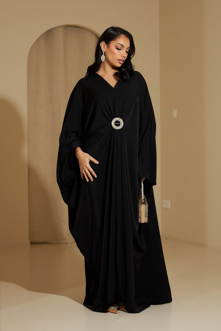 Abaya fluide noire à broche sur le milieu