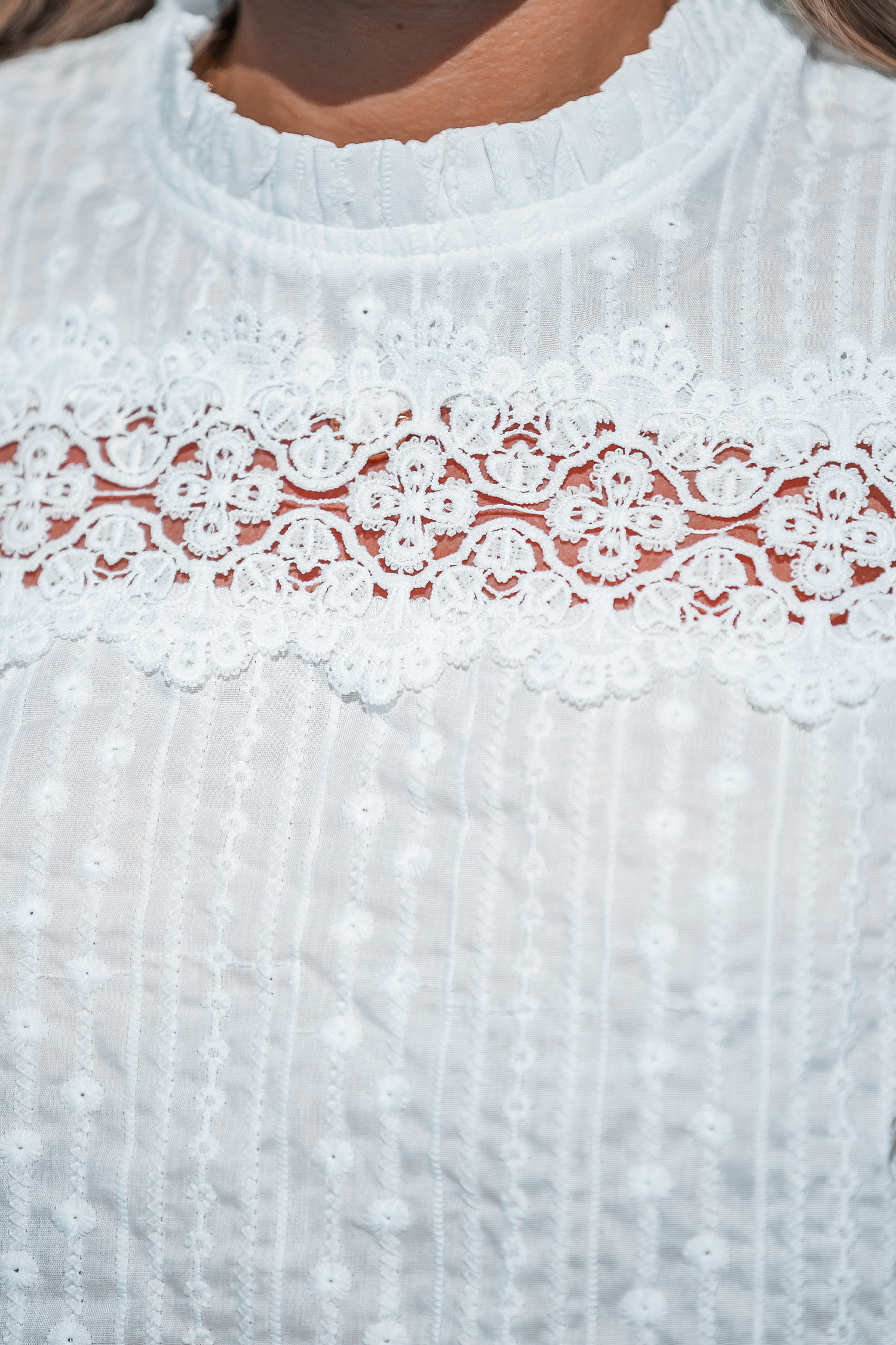 Haut avec manches bouffantes à volants en broderie
