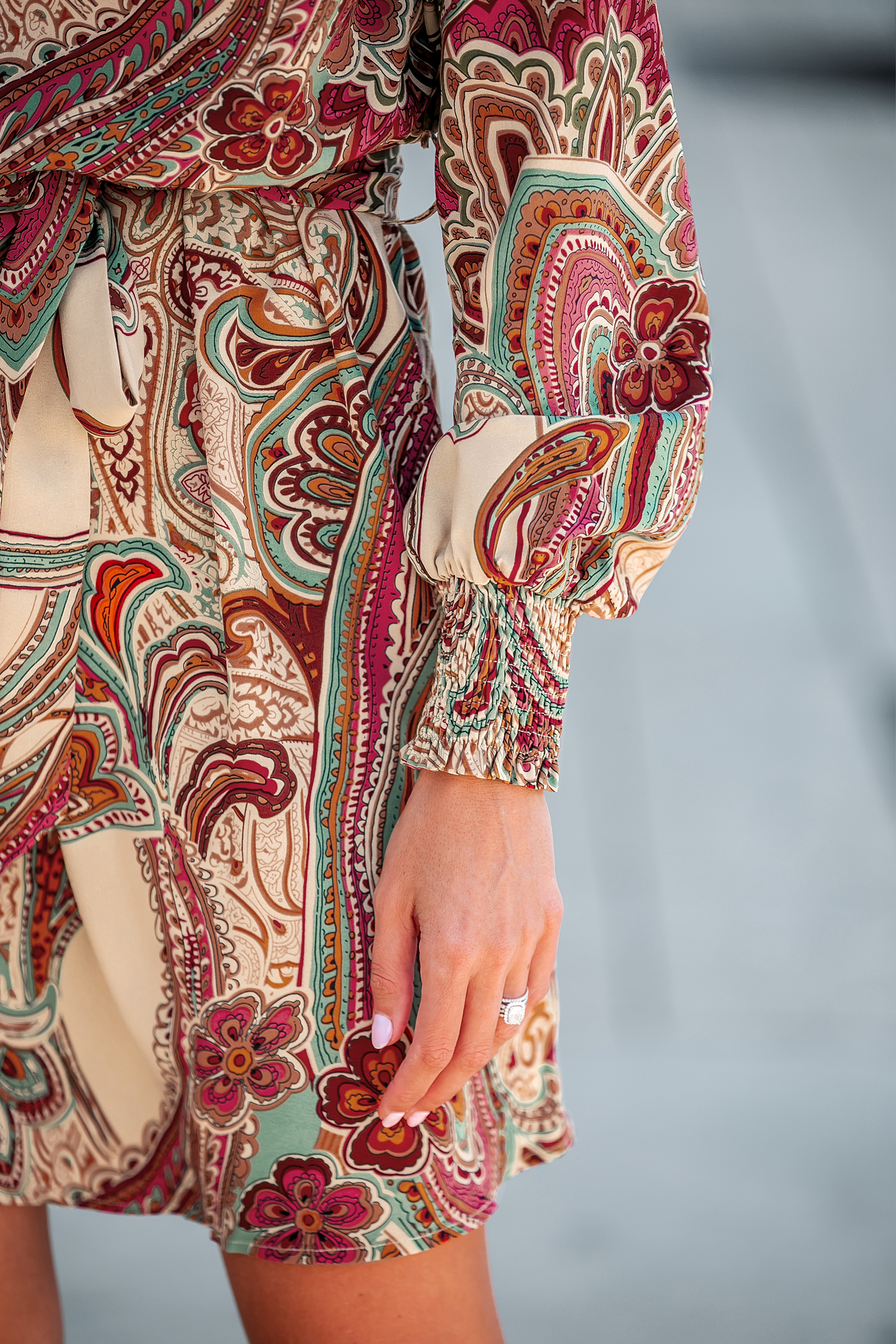 Robe à col en V et smocks avec ceinture