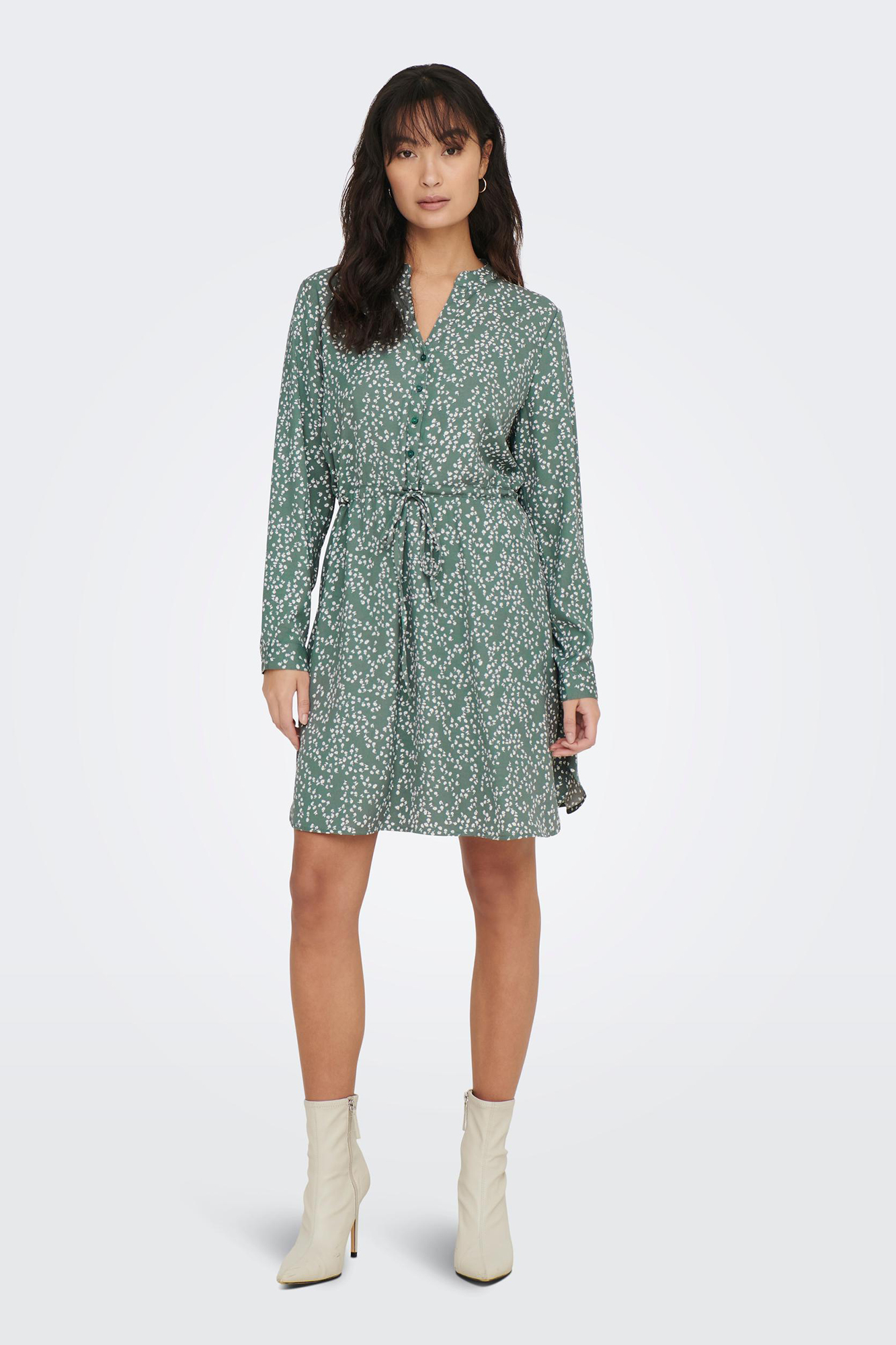 Vestido com botões frontais e decote em V