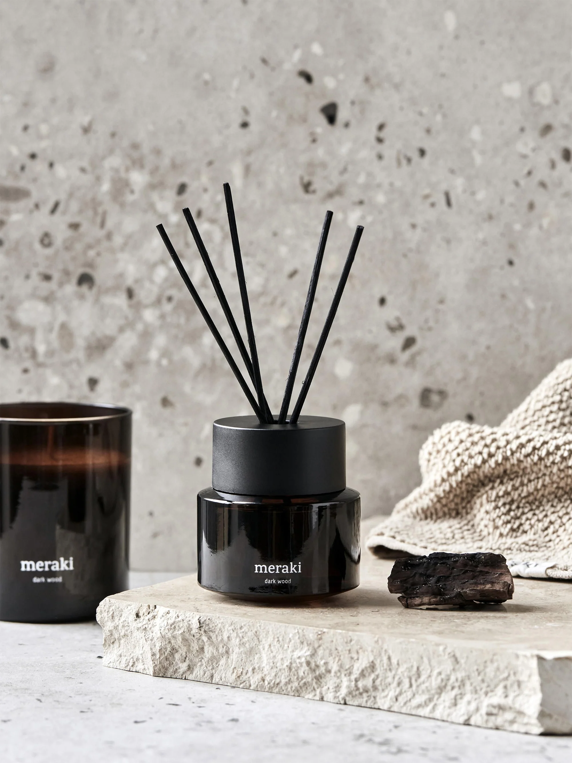 Diffuser Dark Wood (nootmuskaat, kruidnagel & amber), 100 ml