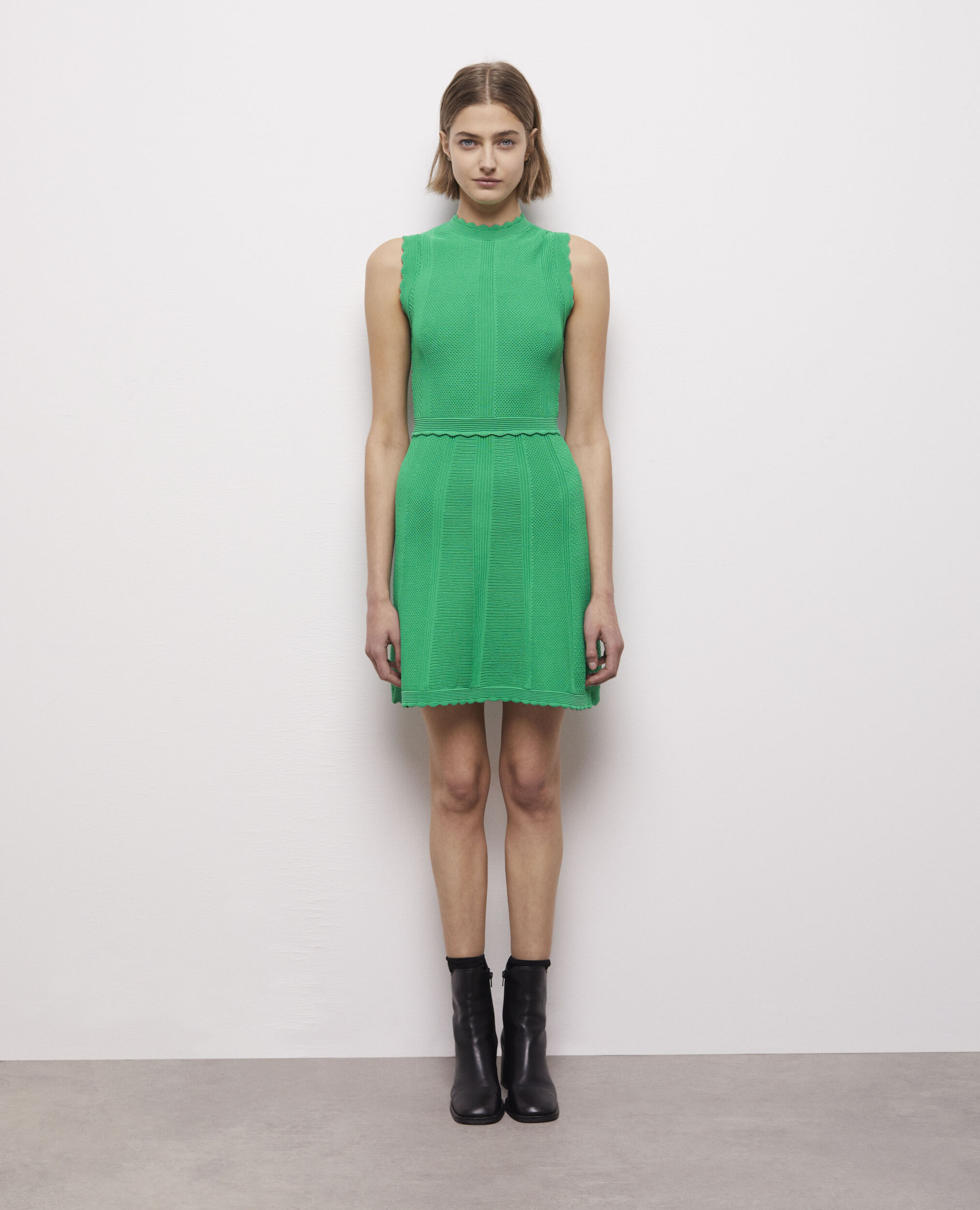 Robe courte verte en maille ajourée