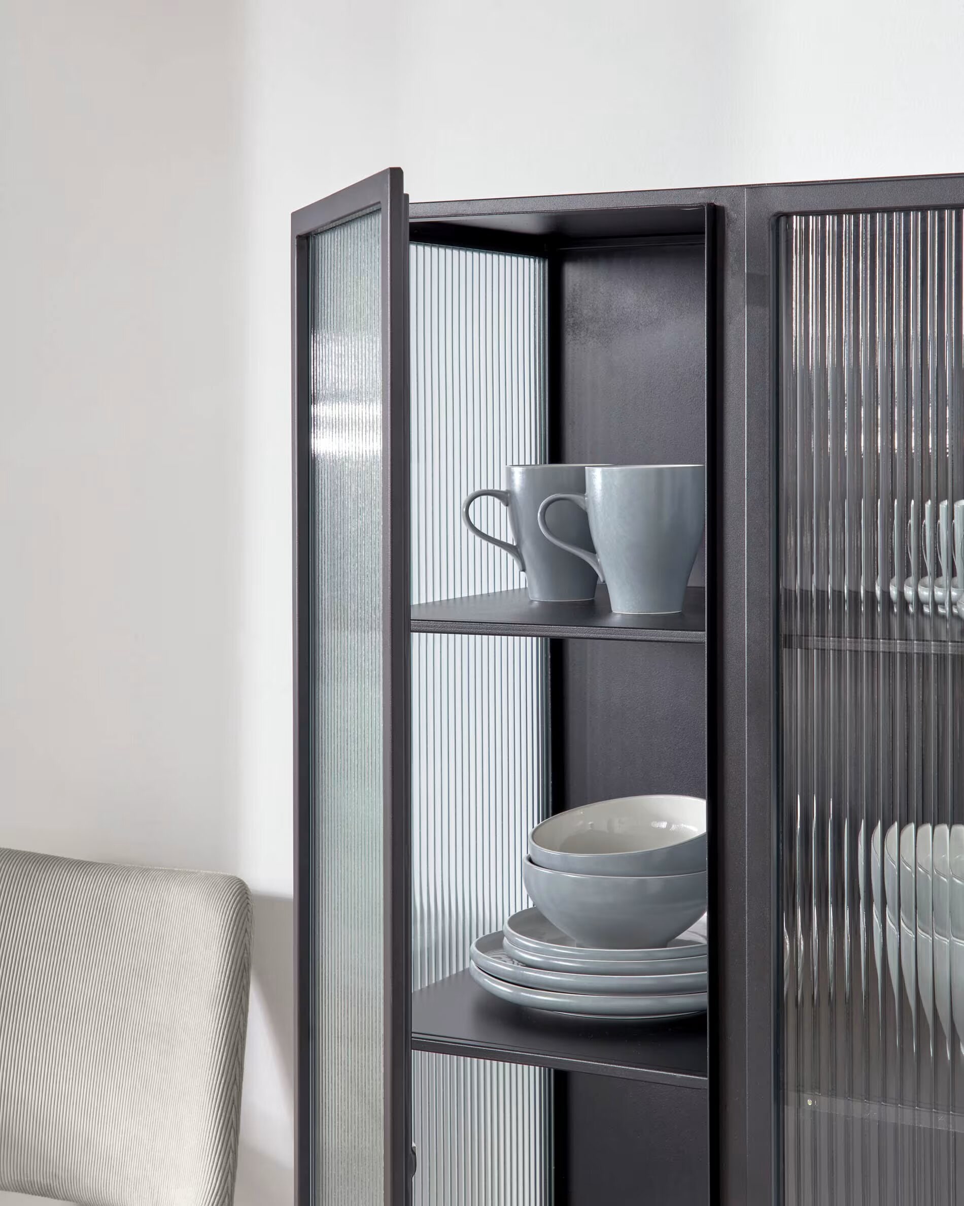 Kave Home Vitrine TRIXIE 70 x 143 cm Stahl schwarz Glas