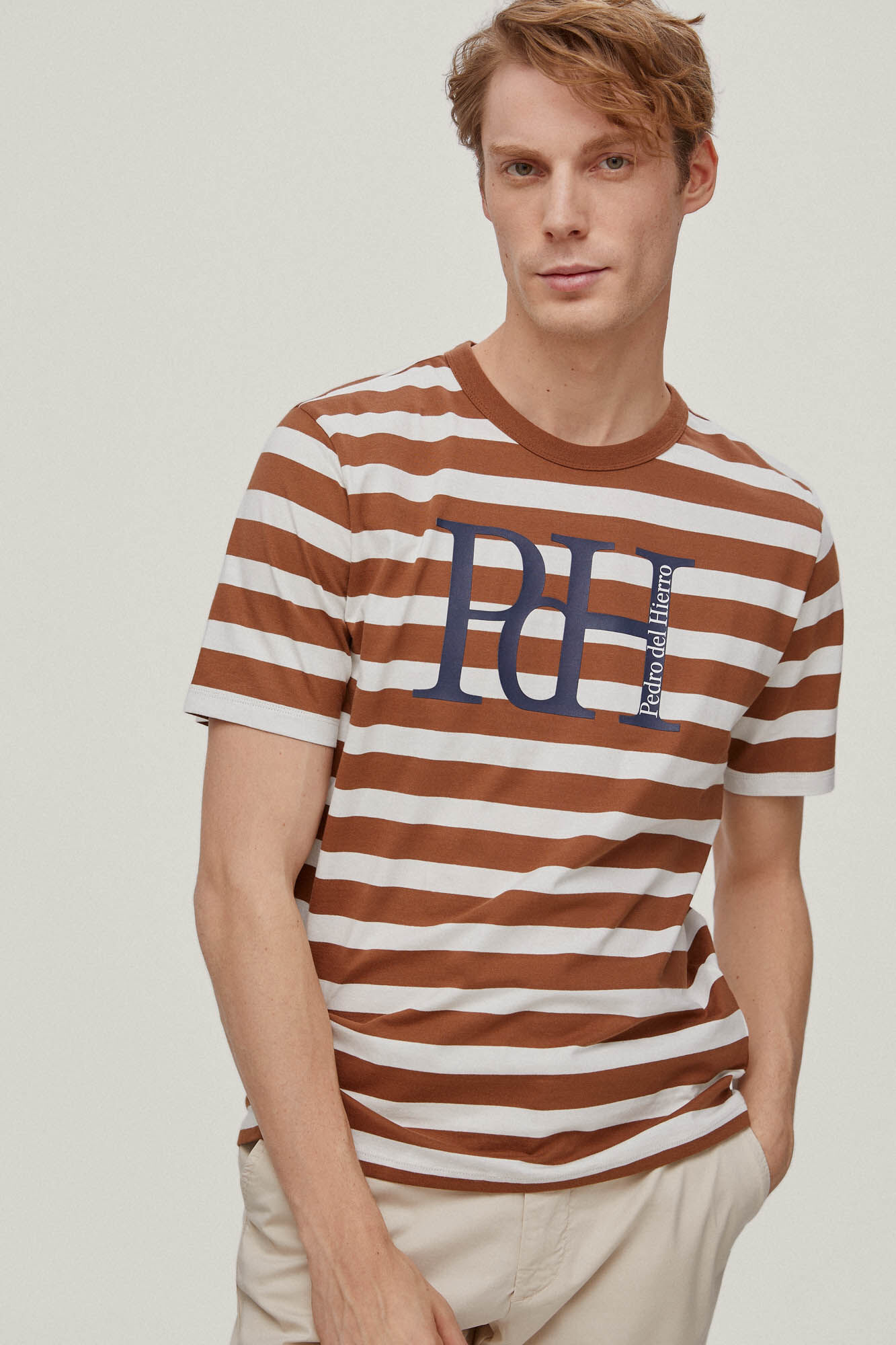 Camiseta com logo listrado - Marrom