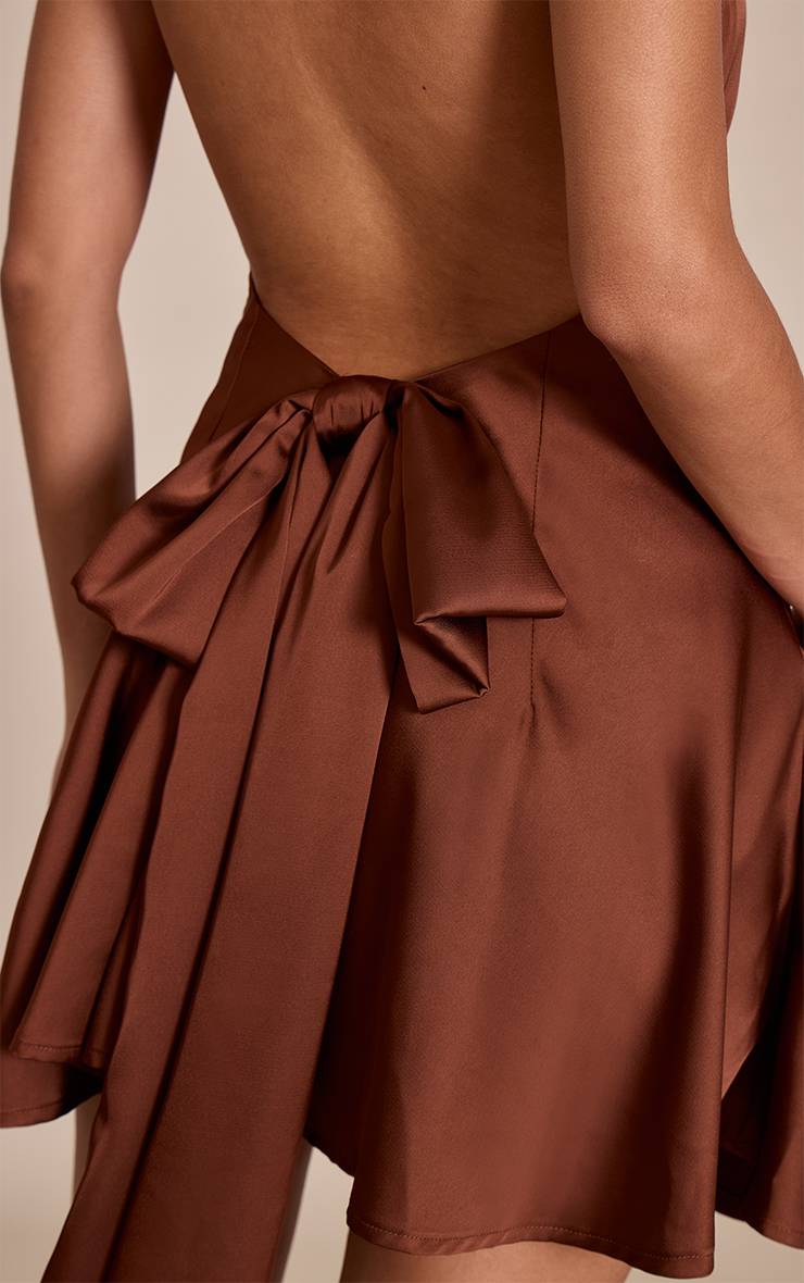 Chocolat Combinaison-short Dos Nu En Satin À Col Bénitier