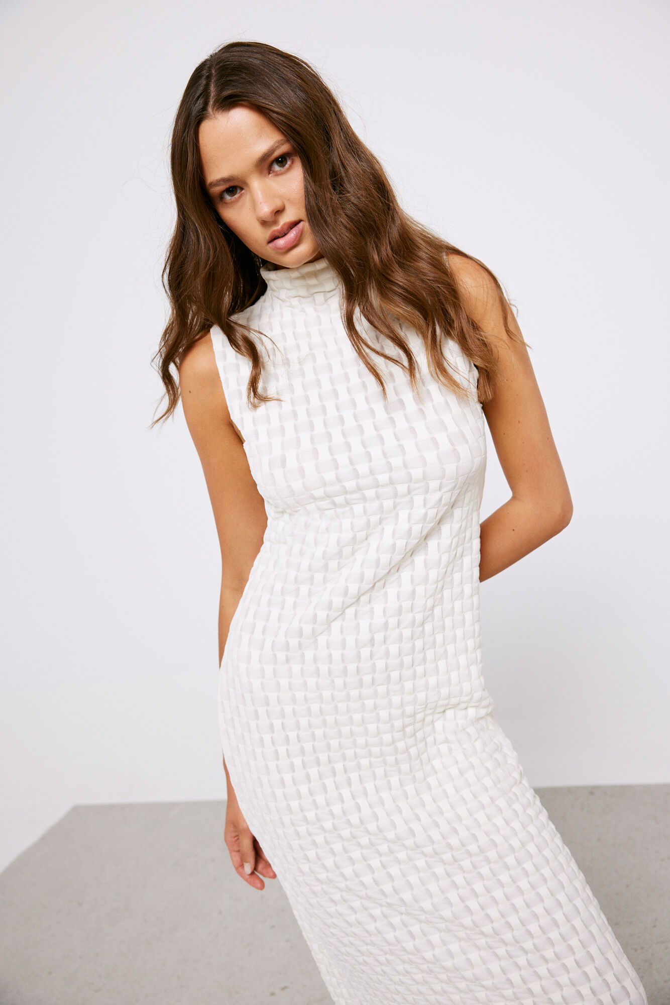 Vestido midi estruturado estilo tubinho