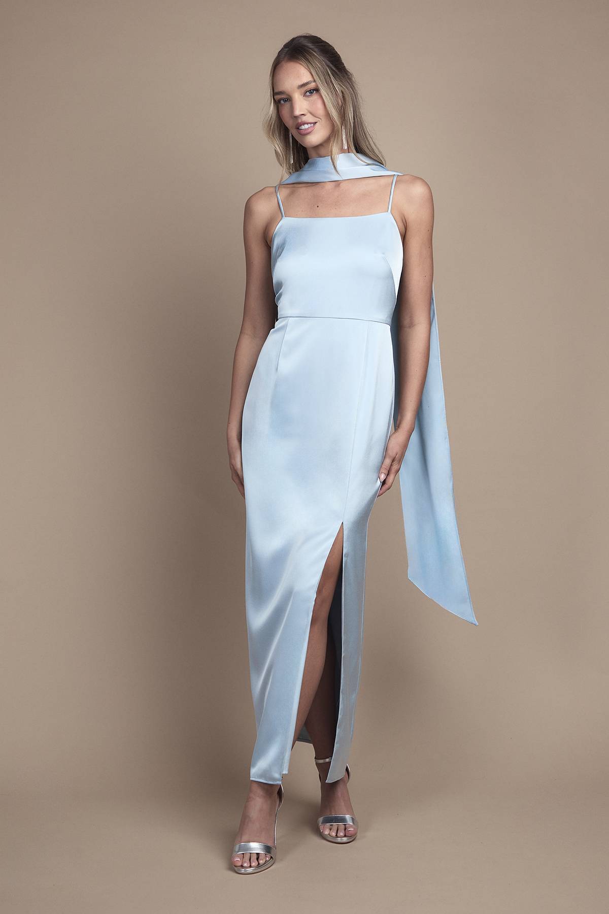 Oasis Robe de Demoiselle d'Honneur Longue en Satin à Bretelles Oasis avec Foulard