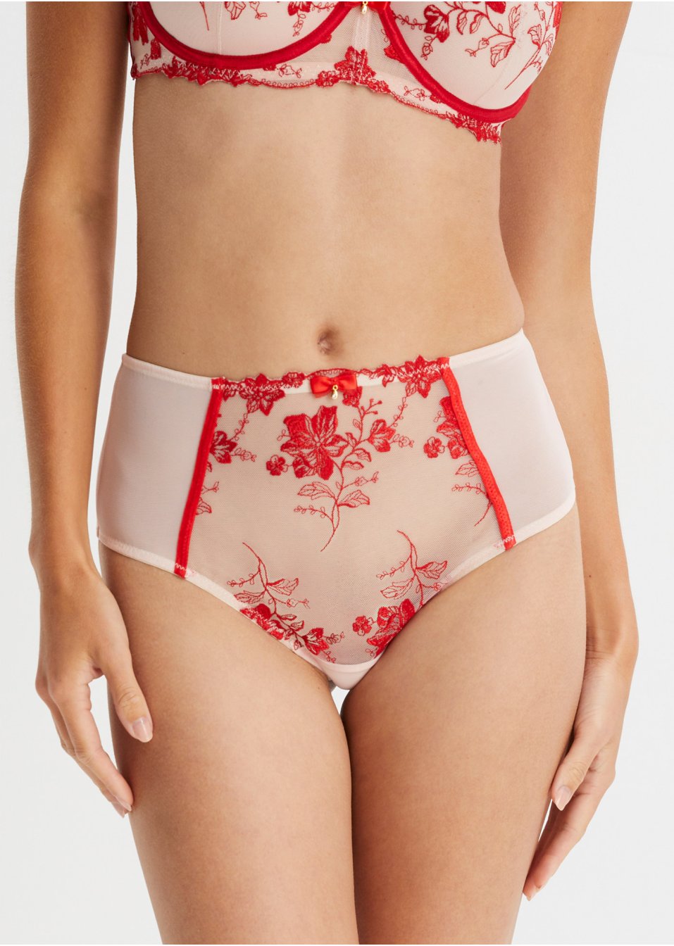 String taille haute avec broderie