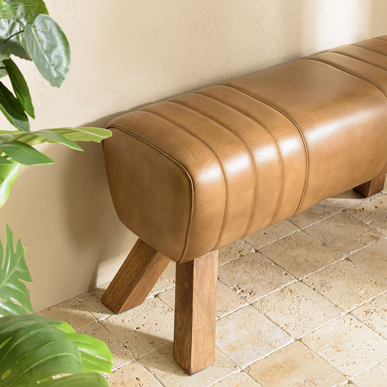 Macabane Banc matelassé en Cuir pieds inclinés en Manguier marron - 89x32x48 cm