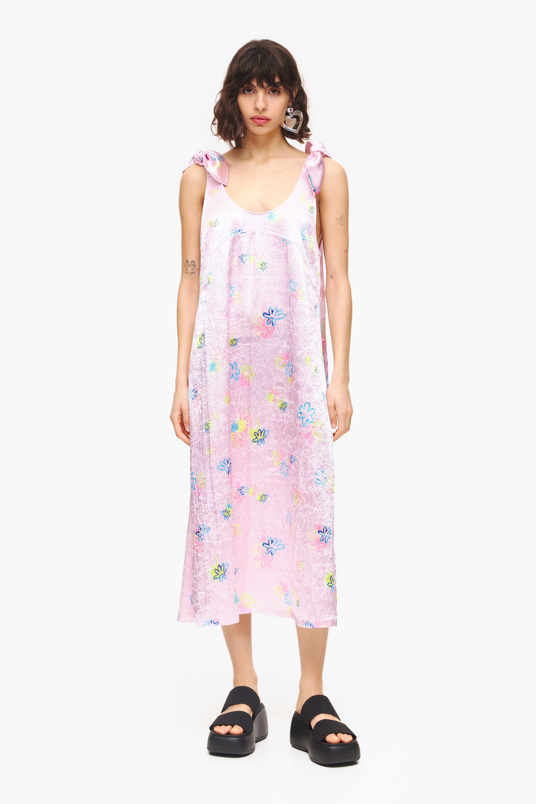 Vestido midi evasê com estampa floral rosa claro
