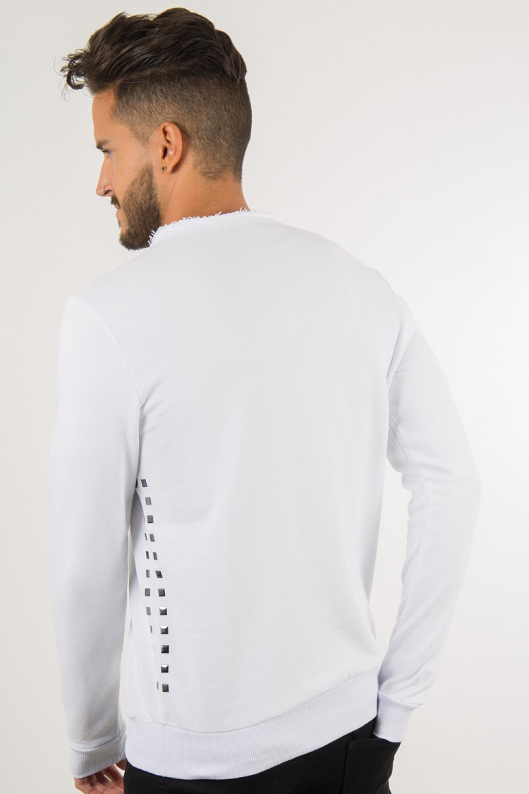 Pull blanc clouté