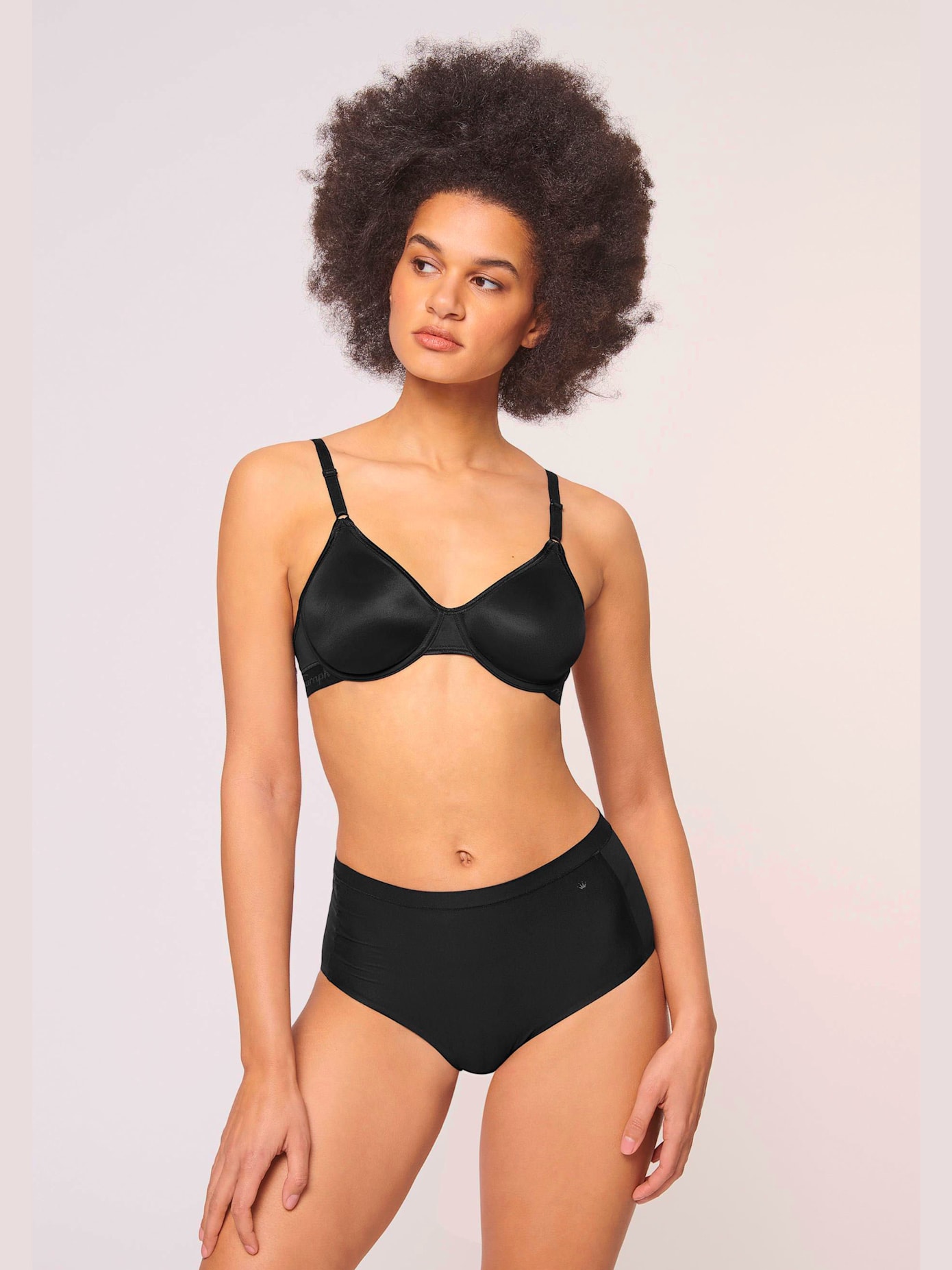 Soutien-gorge spécial t-shirt avec armatures. bonnets préformés non doublés sans coutures