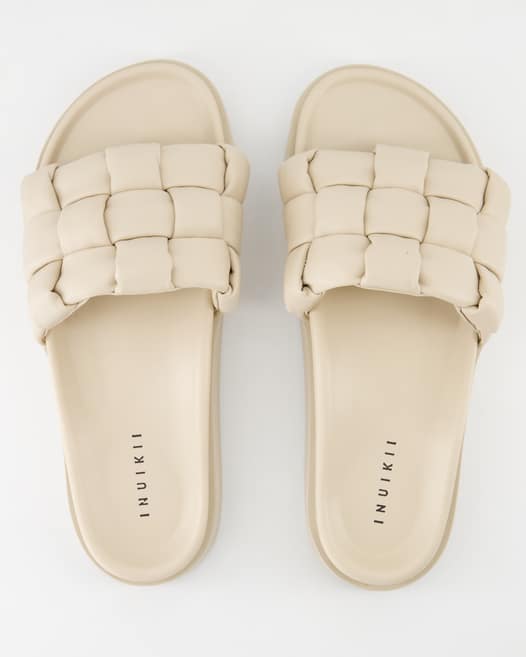 Inuikii Padded Braided Pantoletten in Beige